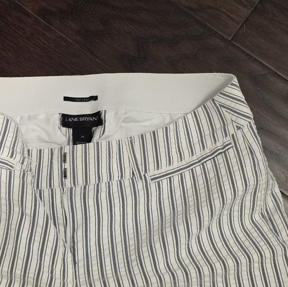 Lane Bryant The Lena Gray & White Stripped Cropped Capri Pants Cuff Hem Size 14 - Picture 2 of 12